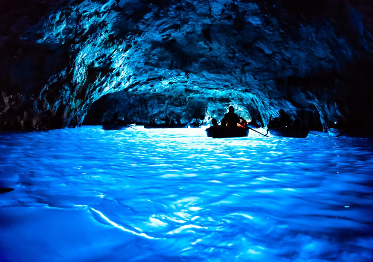 Im Familiendomizil der Benkos in Igls bei Innsbruck soll es eine Nachbildung der Blauen Grotte auf Capri geben, mitgebaut von kleinen, lokalen Firmen.