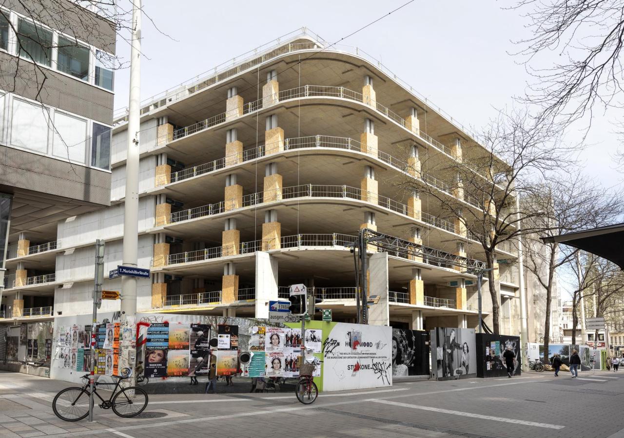 Die Baustelle des &quot;Lamarr&quot; auf der Wiener Mariahilfer Straße.