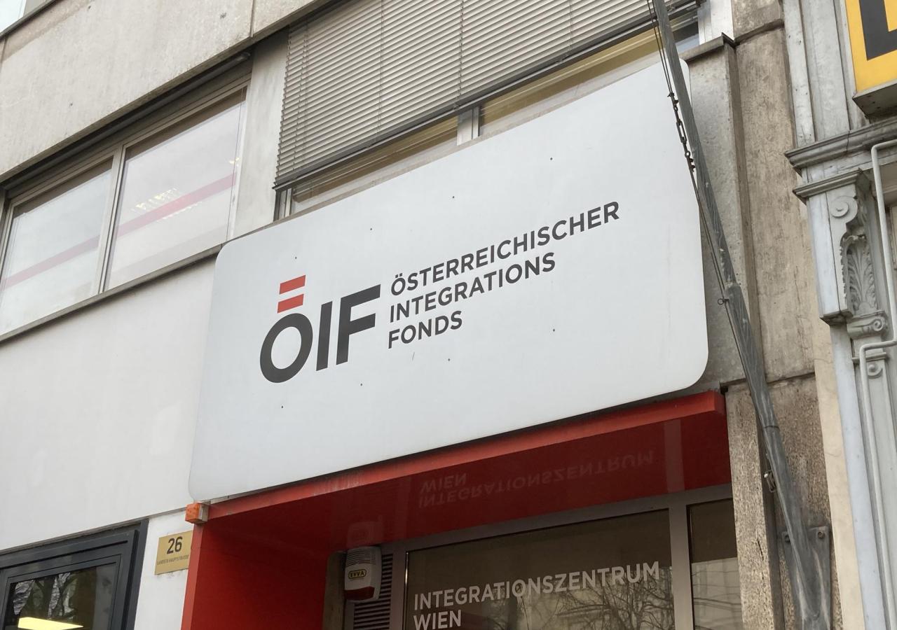 Das Schild des Österreichischen Integrationsfonds (ÖIF) an einem Gebäude in Wien.