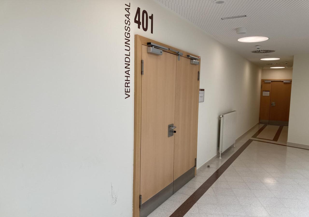 Die Tür zum Verhandlungssaal 401 am Wiener Straflandesgericht, wo der ÖIF-Prozess derzeit stattfindet.