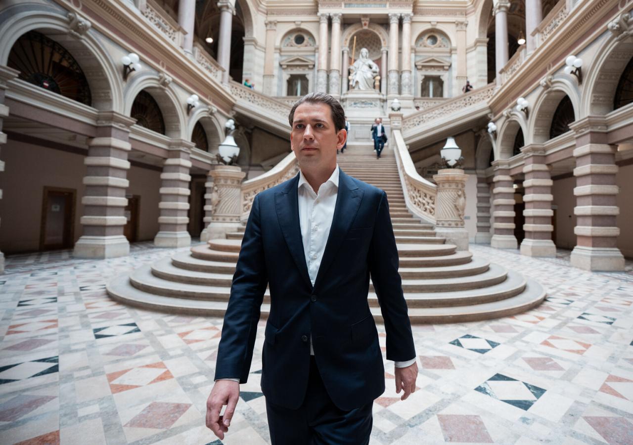 Sebastian Kurz im Justizpalast. Hinter ihm die Treppe mit der Statue der Justitia.
