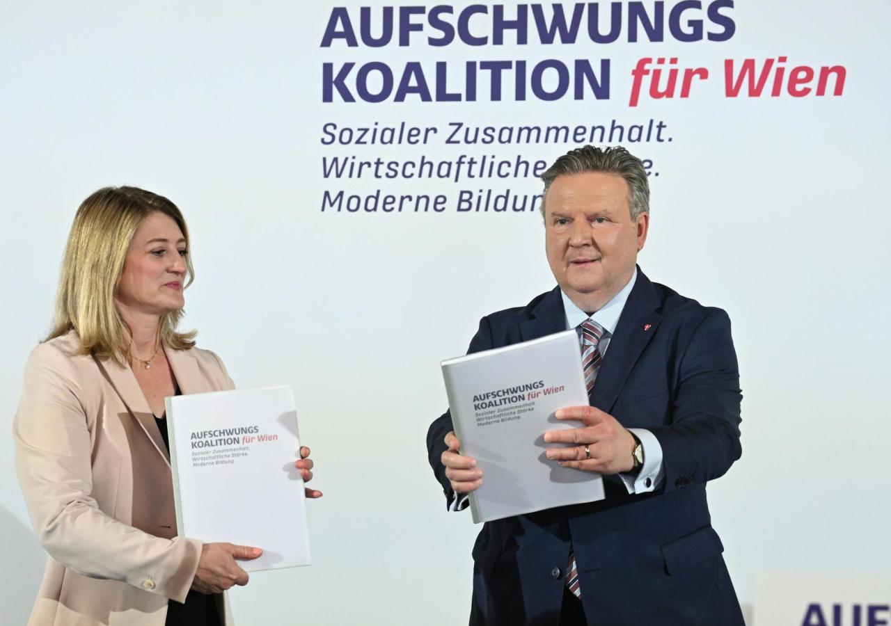 Bettina Emmerling und Michael Ludwig halten das Regierungsprogramm 