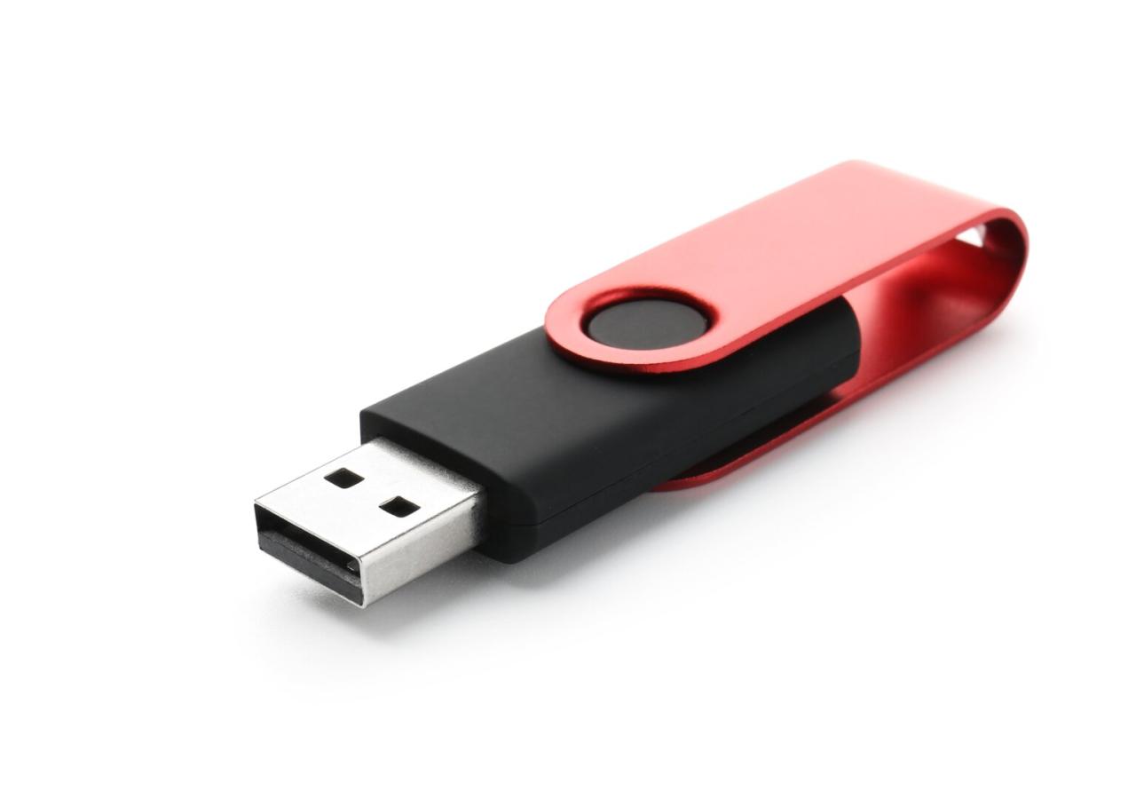Mit USB-Sticks und geheimen, darauf gespeicherten Daten haben Investigativjournalistinnen und -journalisten heutzutage öfters zu tun.