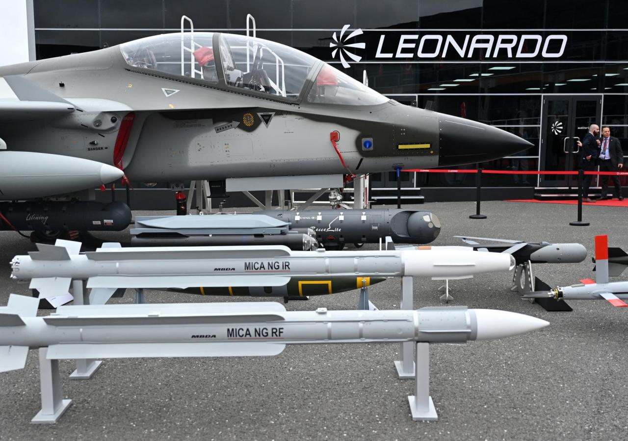 Ein Leonardo M-346 FA steht mit verschiedenen Raketen am Boden.