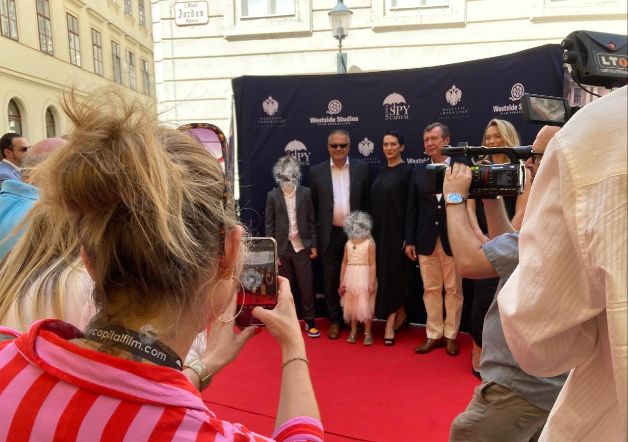 Auf dem roten Teppich vor der Filmpremiere: profil-Chefredakteurin Anna Thalhammer (mit Handy) recherchiert seit Jahren zu Egisto Ott (mit dunkler Brille).  