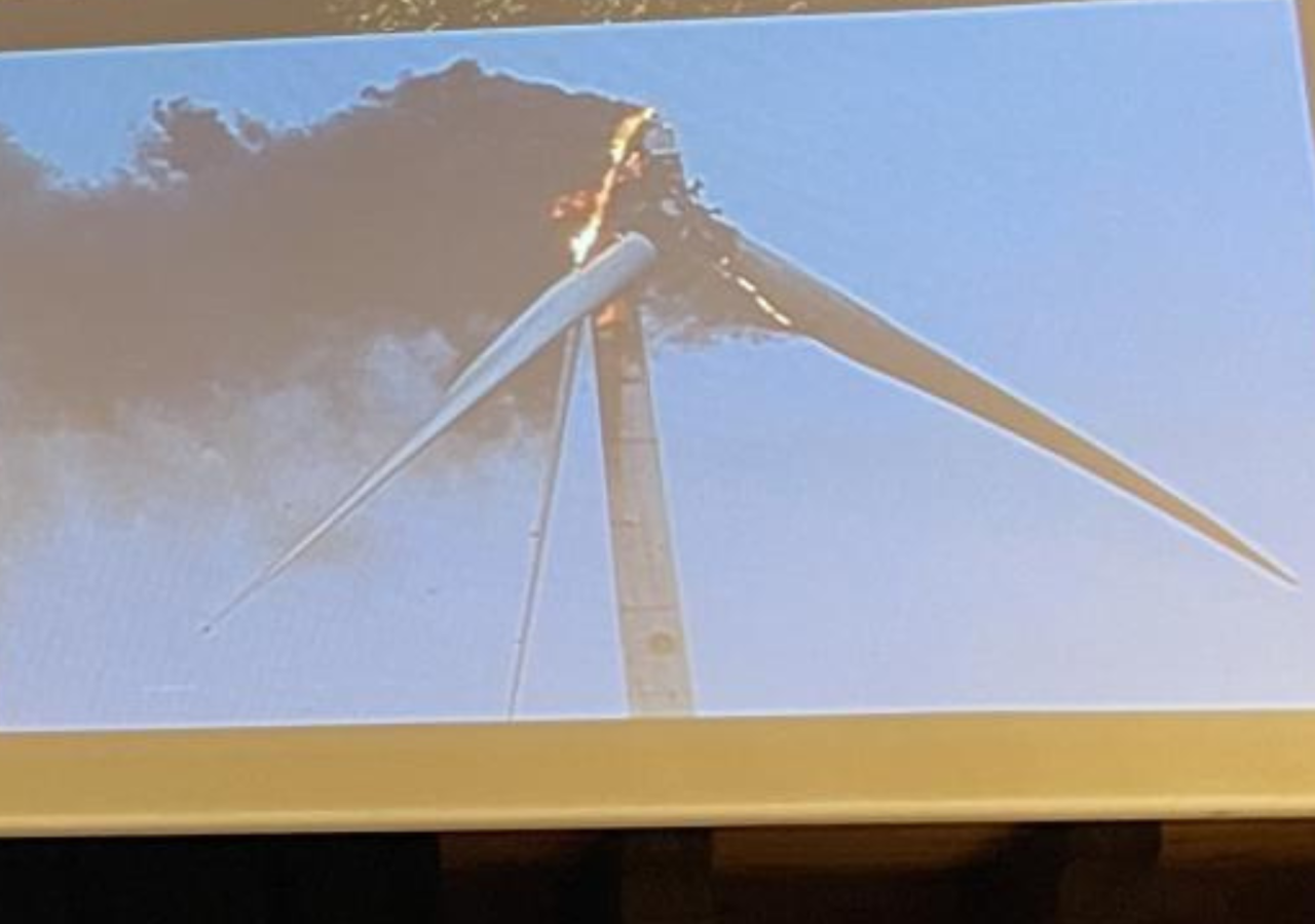 Auf dem Bild sieht man ein brennendes Windrad, das im Rahmen eines Vortrages gezeigt wurde.