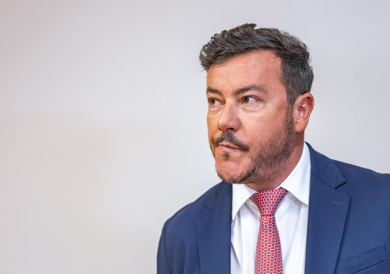 René Benko blickt zur Seite.