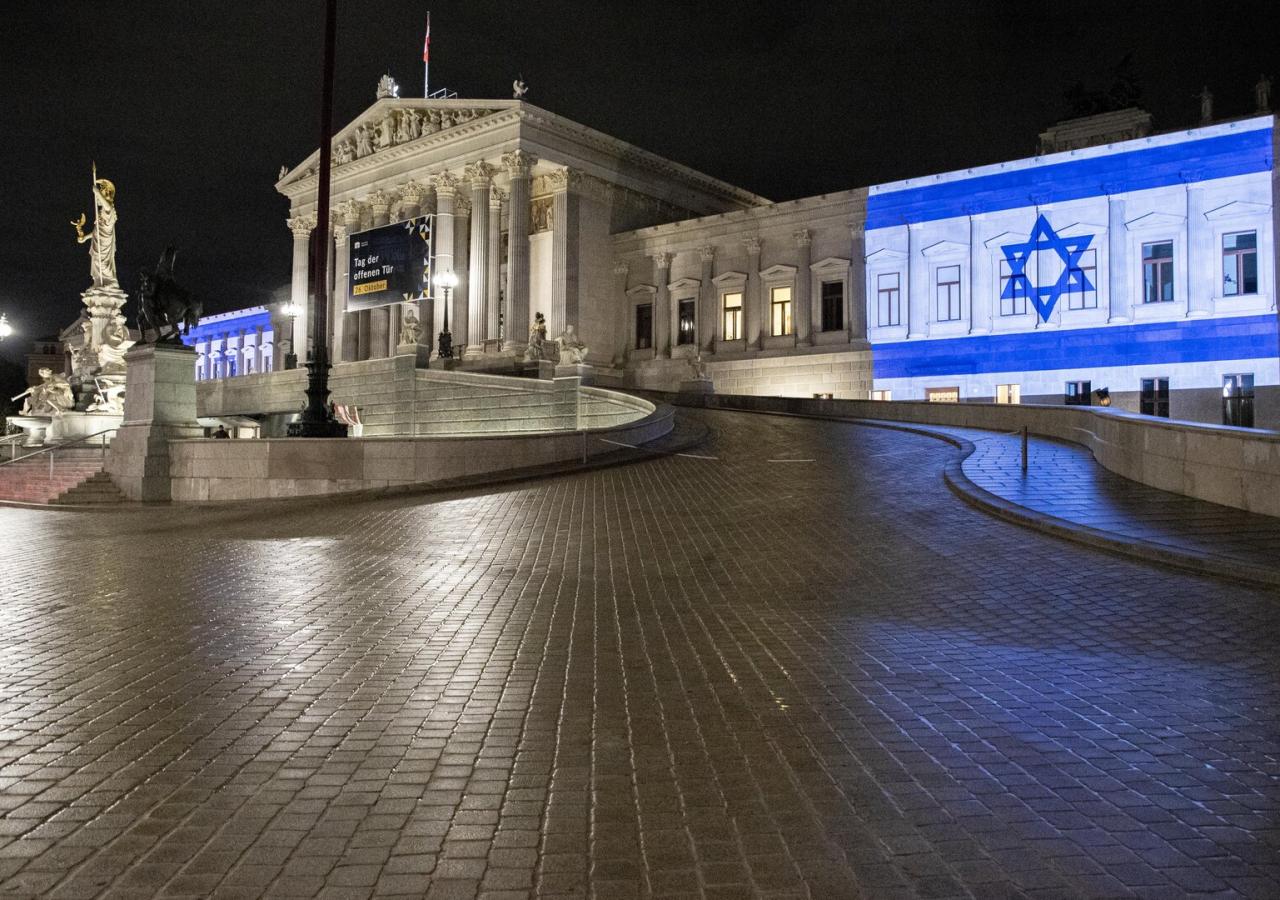 SOLIDARITÄT MIT ISRAEL: FARBEN DER ISRAELISCHEN FLAGGE AUF PARLAMENT PROJIZIERT