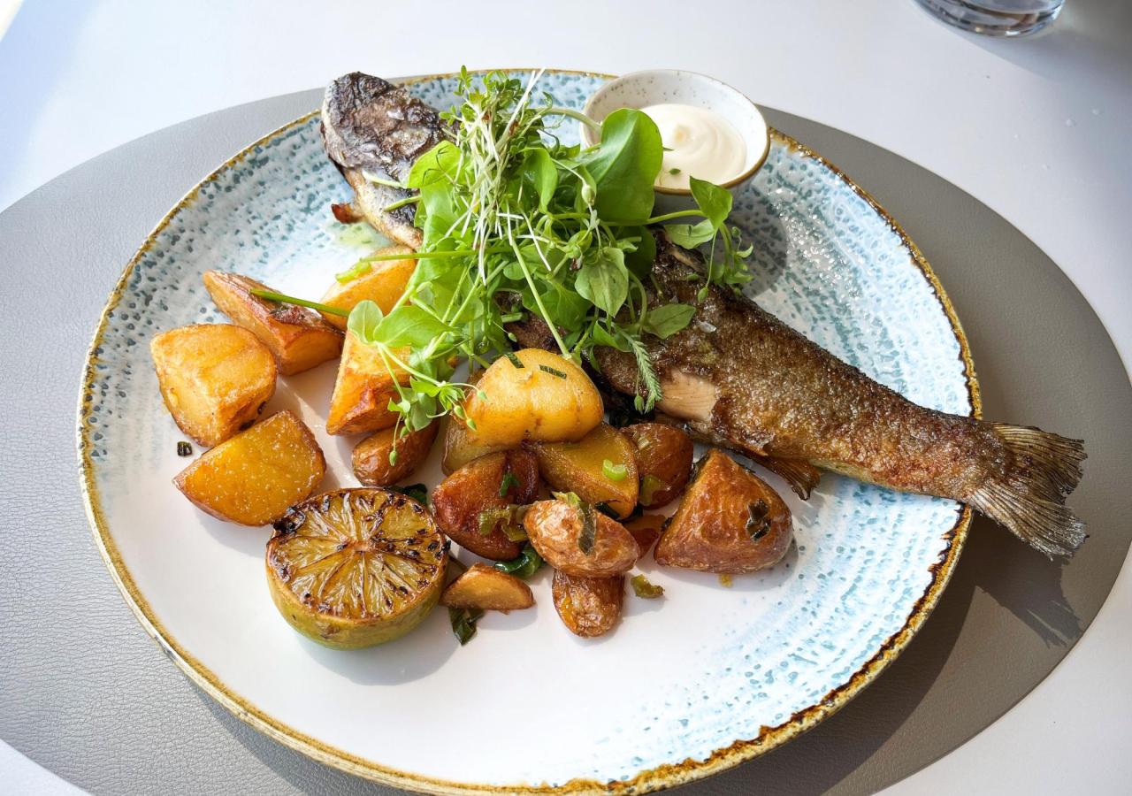Forelle mit Bratkartoffel, Thymian und Limetten-Aioli