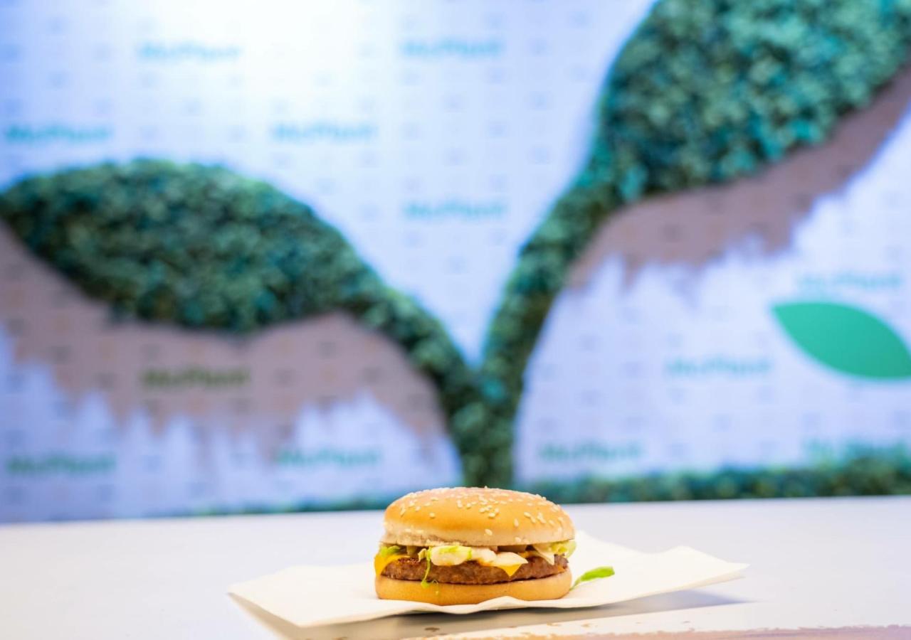 Ein McPlant Burger von McDonald's liegt auf einem Tisch.