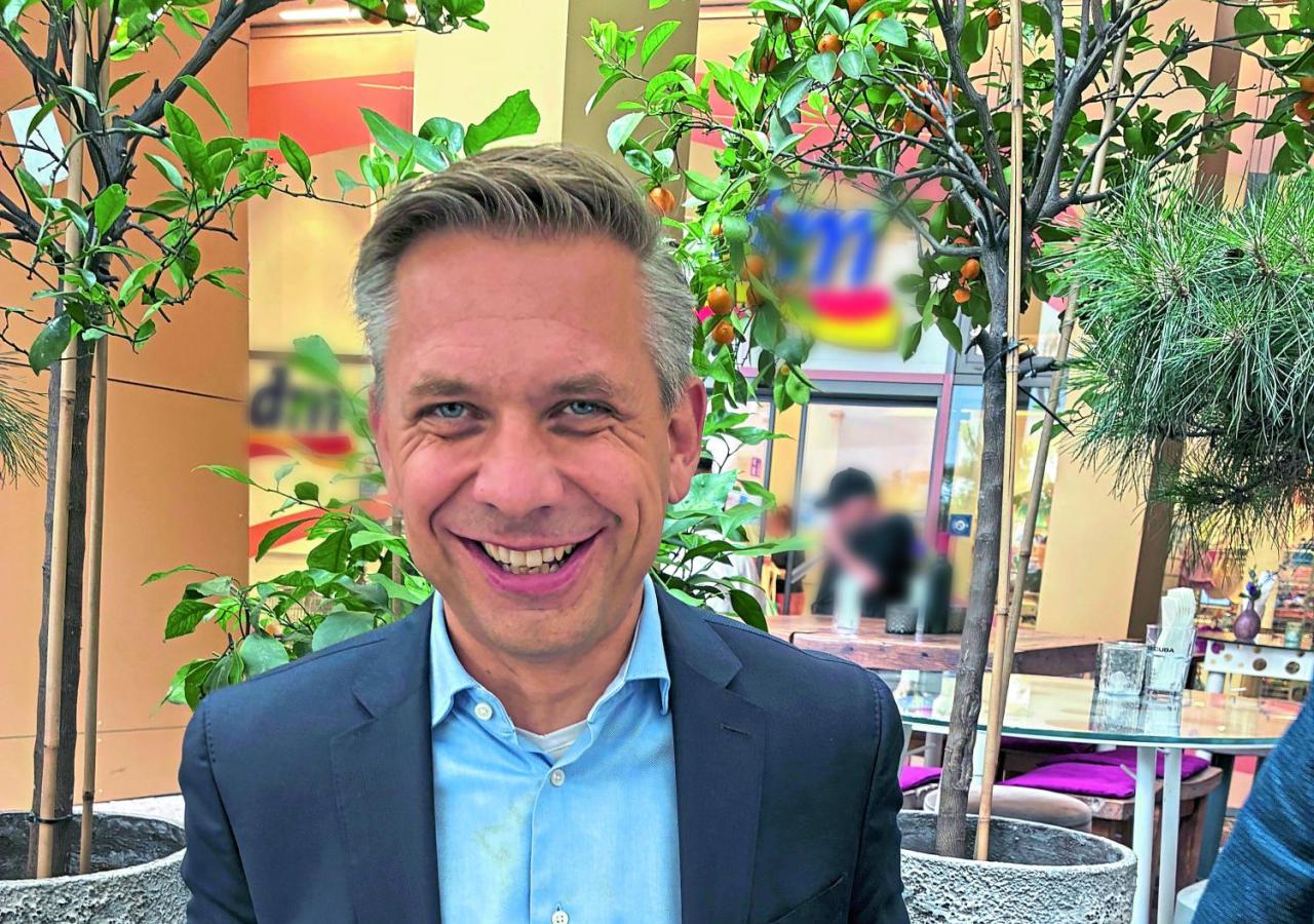 Wirtschaftsminister Wolfgang Hattmannsdorfer (ÖVP) isst ein Schnitzel.