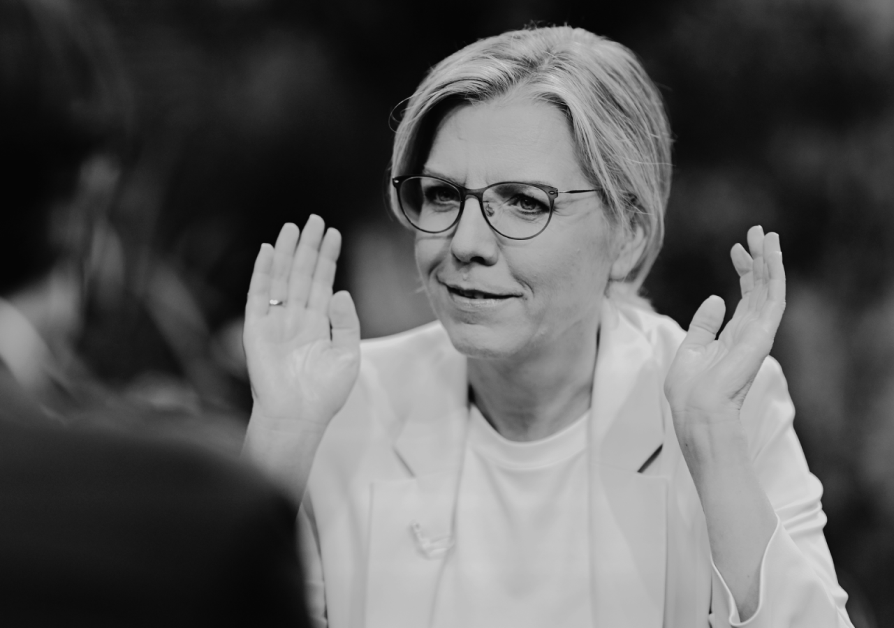 Auf dem Bild befindet sich die Politikerin Leonore Gewessler im Rahmen eines Fernsehinterviews.
