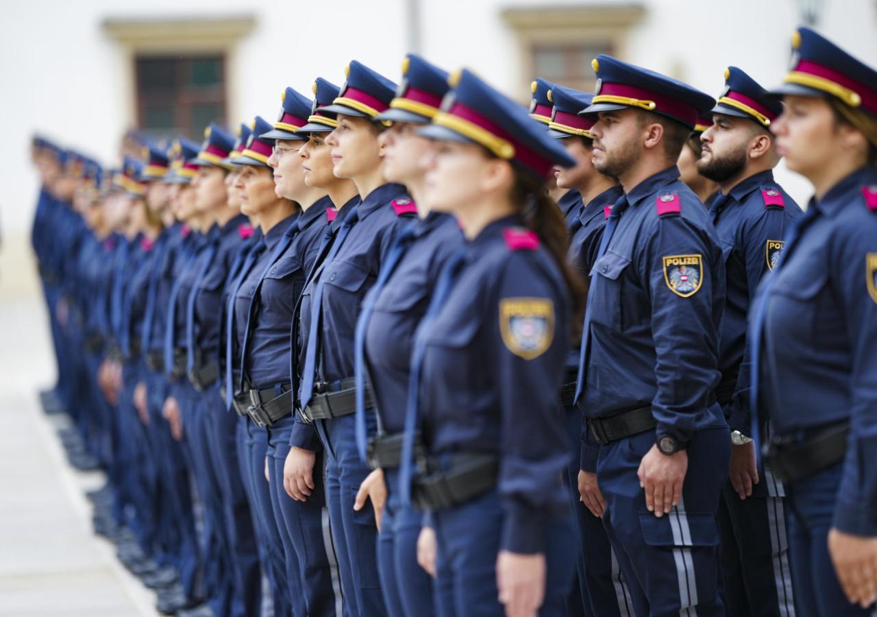 Auf dem Bild befinden sich Polizistinnen und Polizisten in Uniform