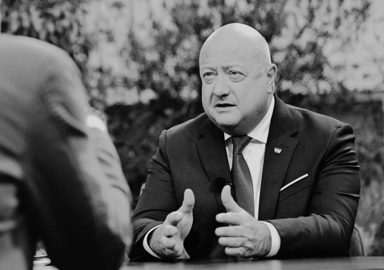 Bundeskanzler Christian Stocker in einer Interviewsituation im Rahmen des ORF Sommergesprächs