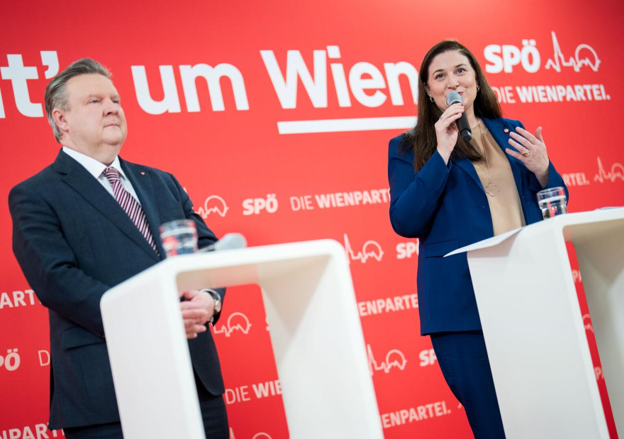 Ein Mann steht neben einer Frau bei einer Pressekonferenz. Es handelt sich um den Wiener Bürgermeister Michael Ludwig und Finanzstadträtin Barbara Novak, beide SPÖ.