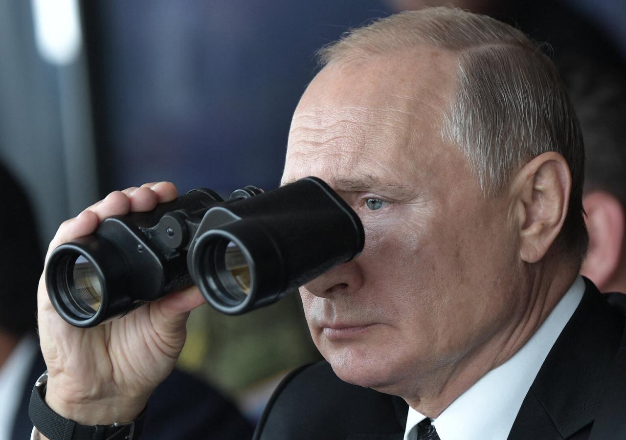 Putin blickt durch einen Feldstecher