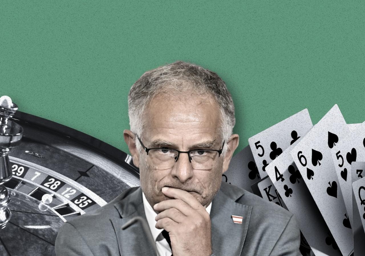 Finanzminister Markus Marterbauer (SPÖ) neben Roulette-Tisch und Spielkarten, nachdenklicher Gesichtsausdruck.