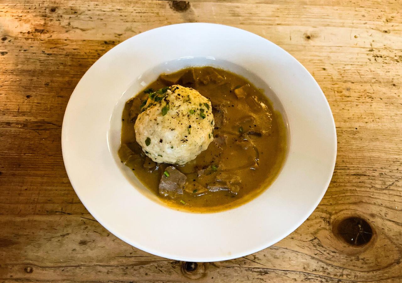 Auf dem Bild sieht man ein "Andauer Beuschl" mit Semmelknödel