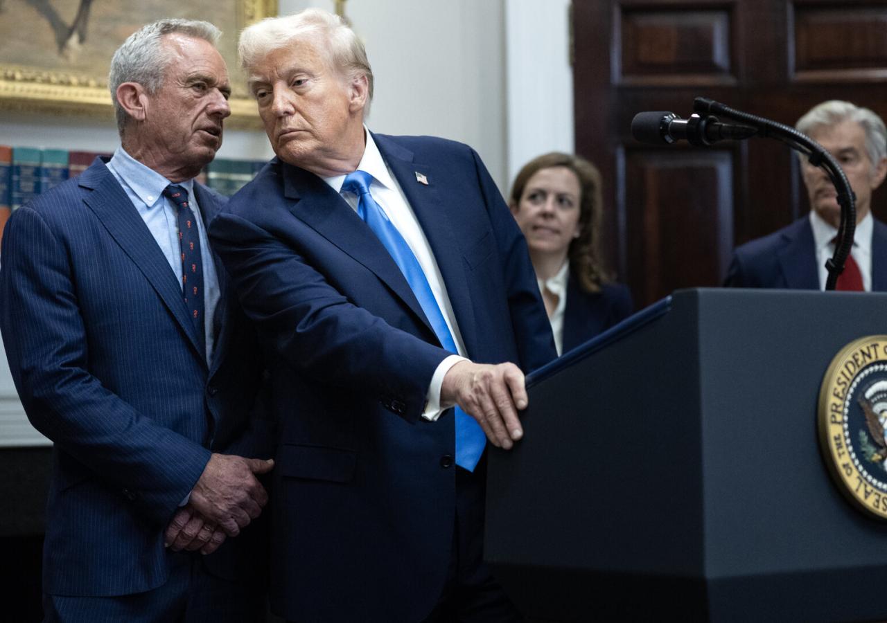 US-Gesundheitsminister Robert F. Kennedy jr. und US-Präsident Donald Trump bei einem gemeinsamen Auftritt bei einer Pressekonferenz.