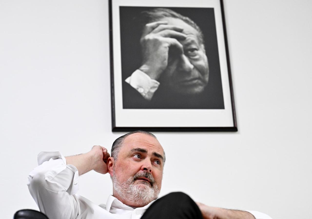 Hans Peter Doskozil sitzt nachdenklich unter einem großen Schwarzweiß-Porträt von Bruno Kreisky.