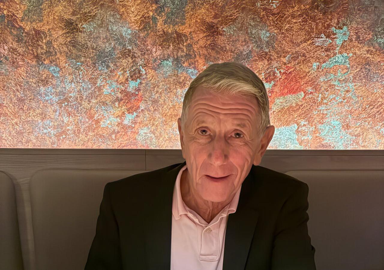 Peter Hochegger, Ex-PR-Manager, trägt Poloshirt und Anzug und sitzt in einem Restaurant vor einer Schüssel Reis und Thai-Curry