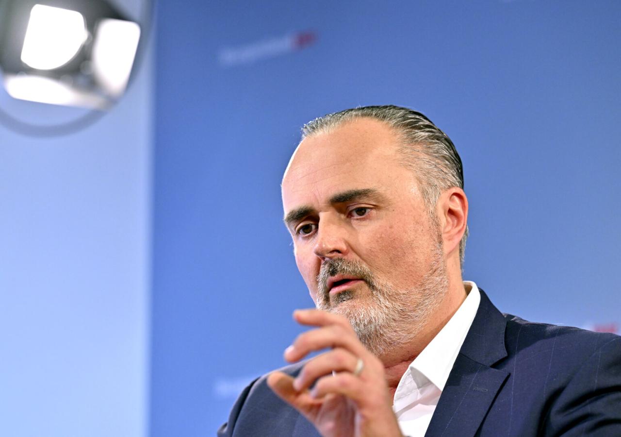 Ein Mann spricht im TV-Studio. Es ist Burgenlands Landeshauptmann Doskozil.