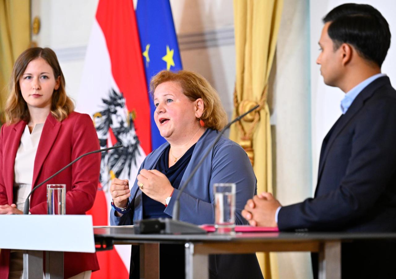 Integrationsministerin Claudia Plakolm (ÖVP), Sozialministerin Korinna Schumann (SPÖ) und NEOS-Klubobmann Yannick Shett im Bundeskanzleramt in Wien.