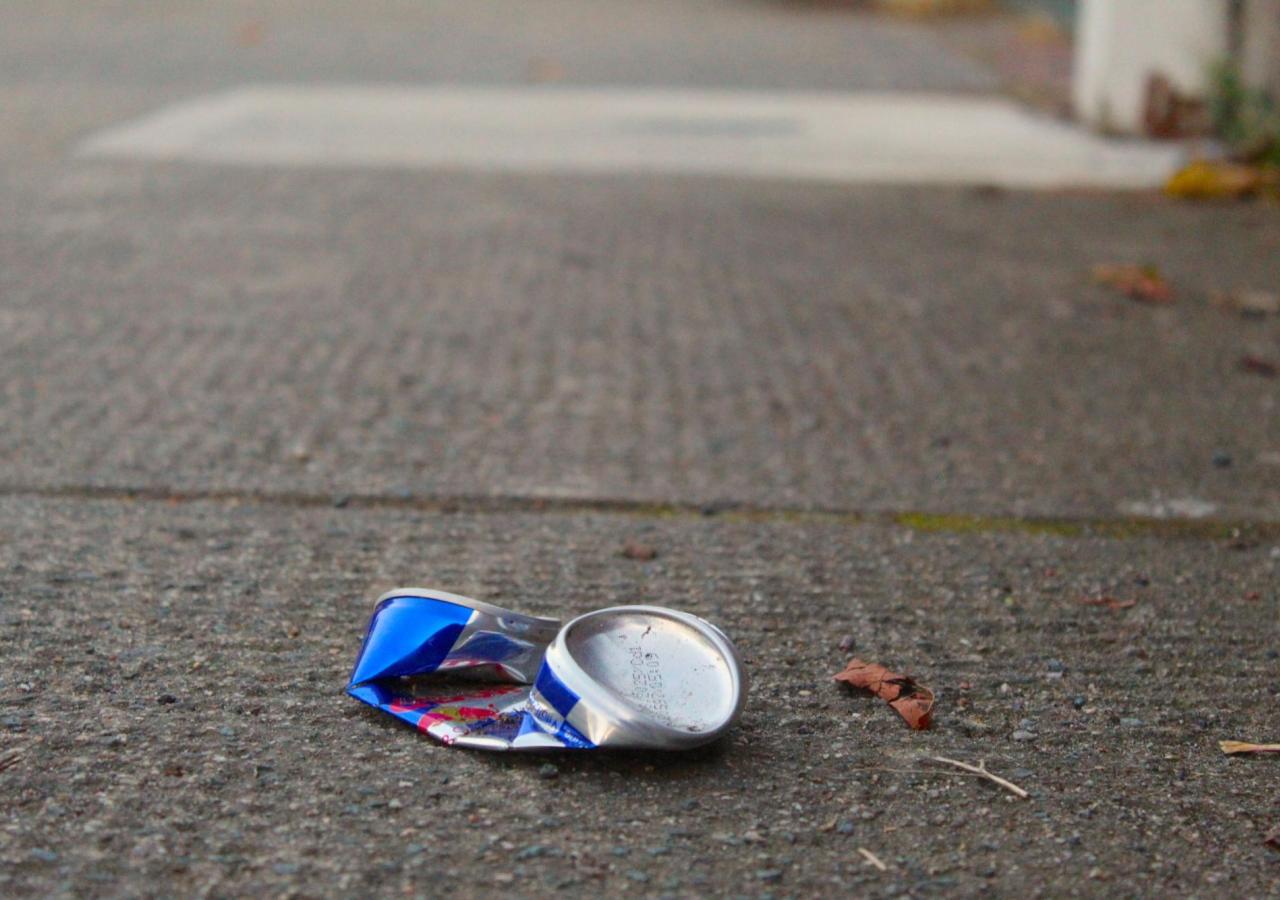 Eine zertretene Dose auf der Straße