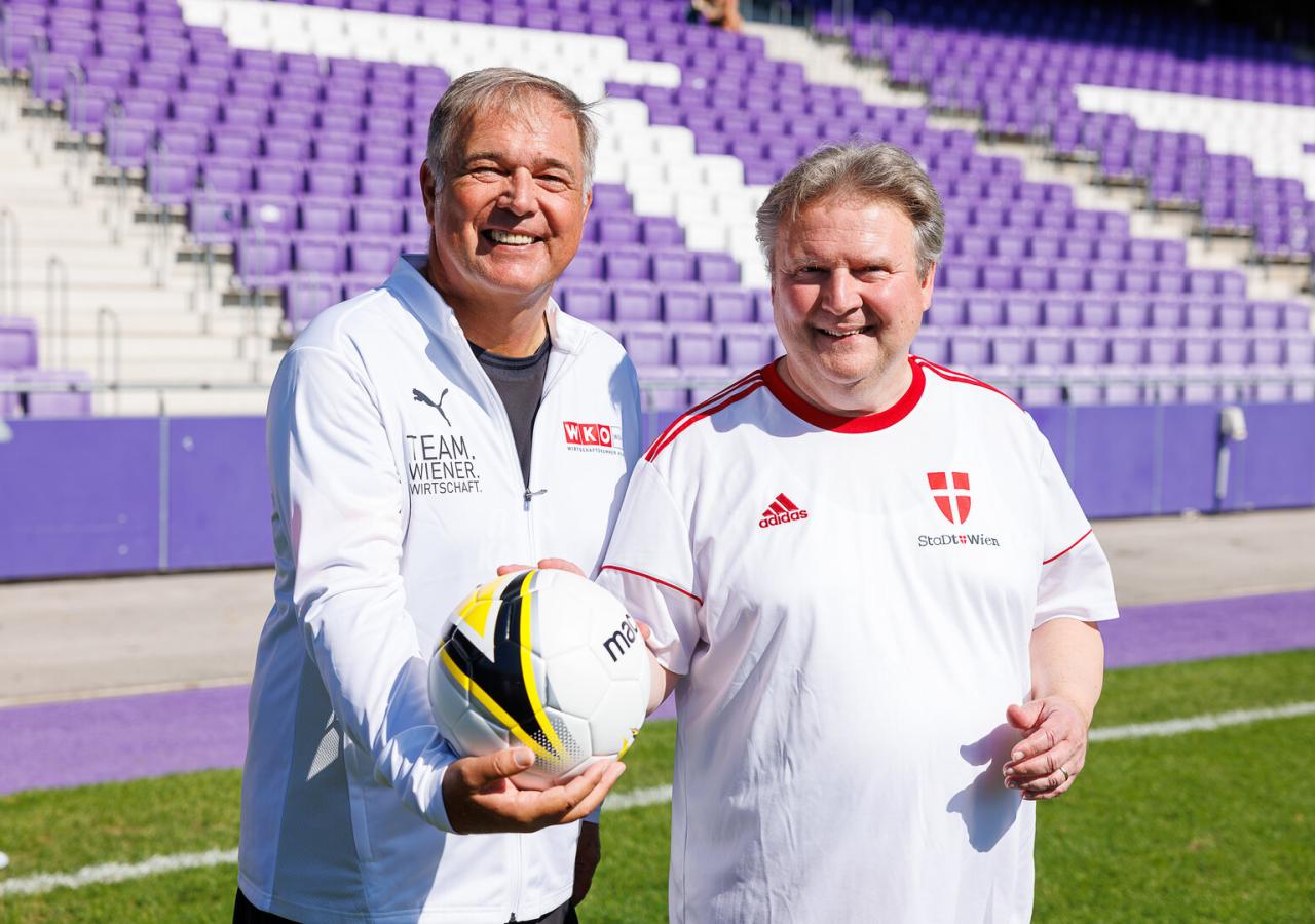 Michael Ludwig und Walter Ruck mit Fußball in der Hand. 