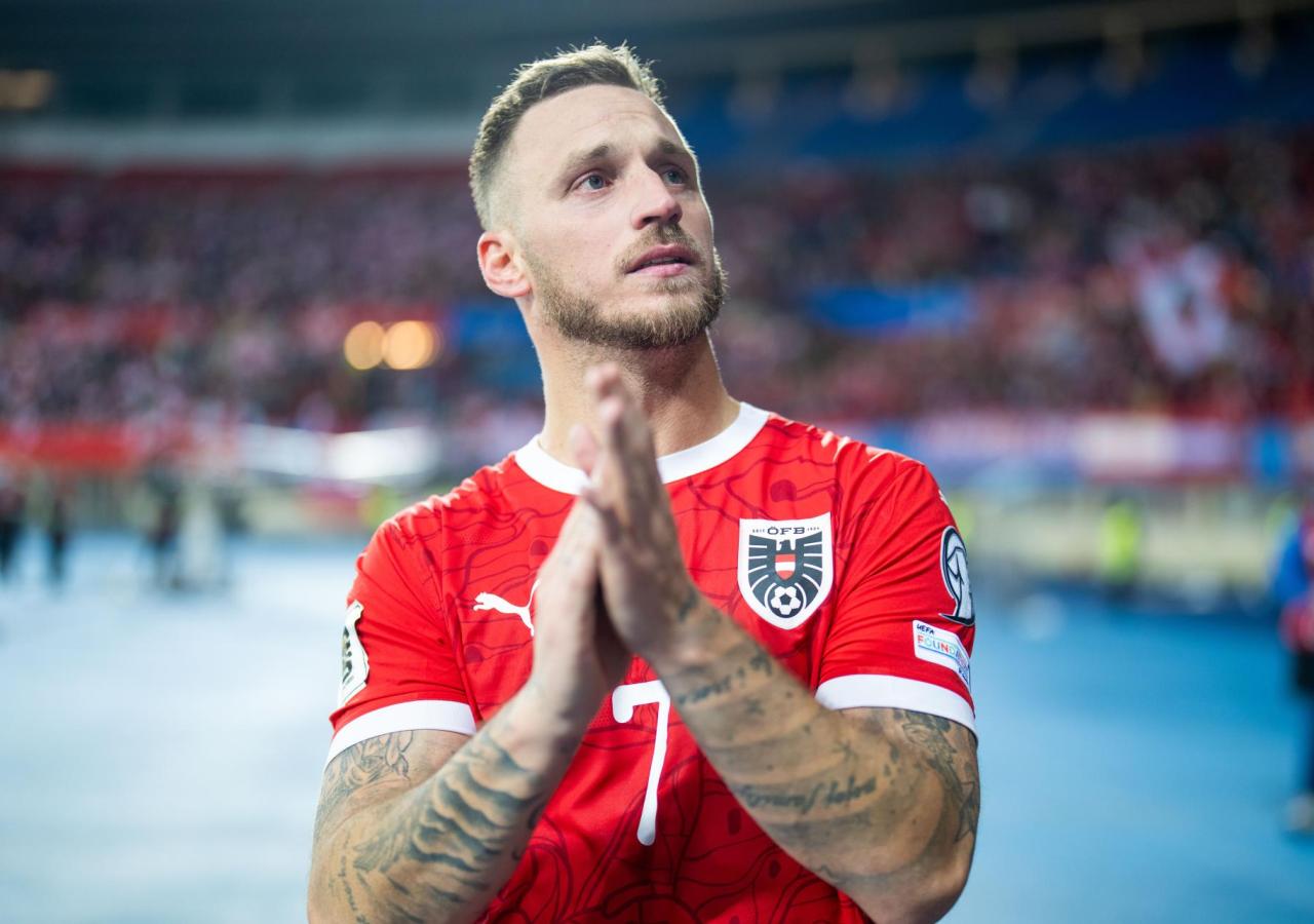 Marko Arnautovic klatscht vor den Fans im Ernst Happel Stadion, nachdem er das Rekordtor gegen San Marino erzielt hatte