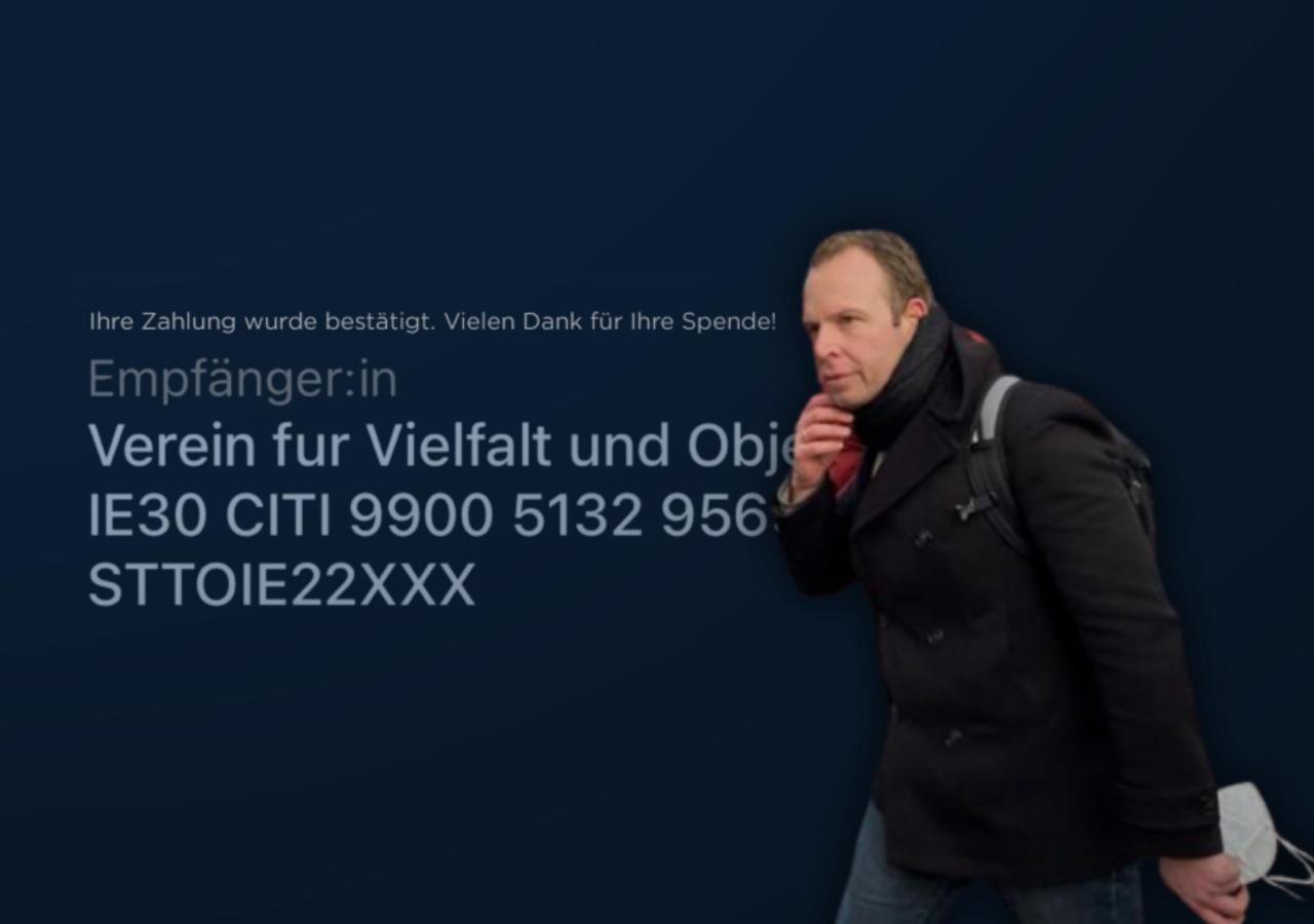 Im Vordergrund Stefan Magnet. Im Hintergrund eine Abbuchungsbestätigung.