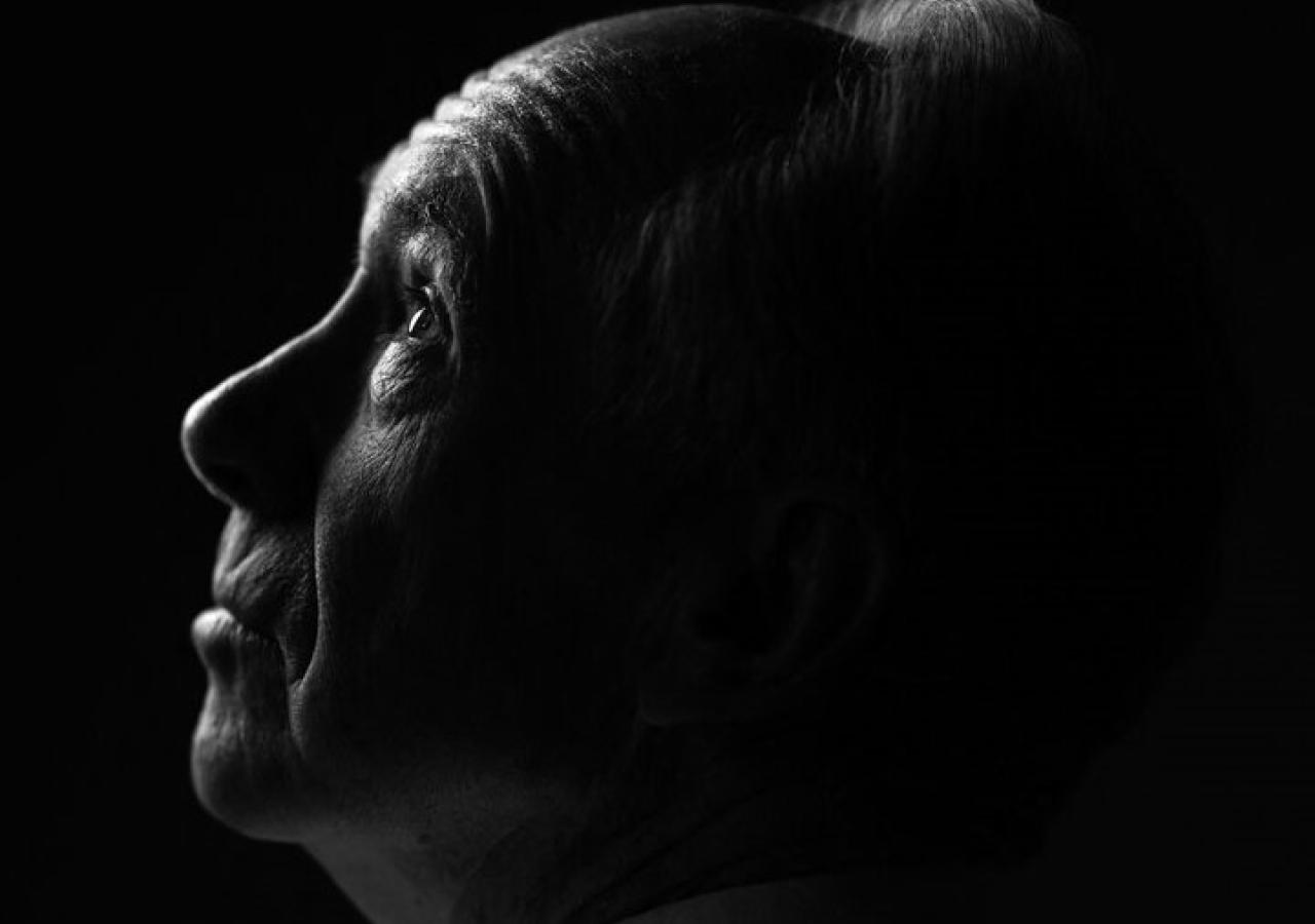 Der britische Erzähler Ian McEwan im Seitenprofil auf einer Schwarzweiß-Aufnahme