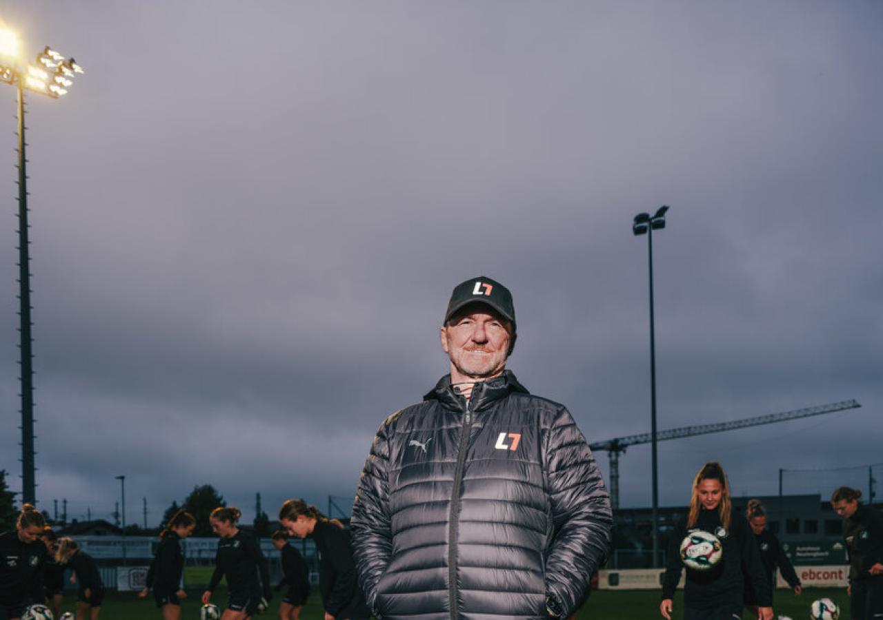 46-219266678 Fußball-Trainer Andreas Ogris steht auf dem Trainingsplatz des USV Neulengbach, im Hintergrund trainiert die Damenmannschaft