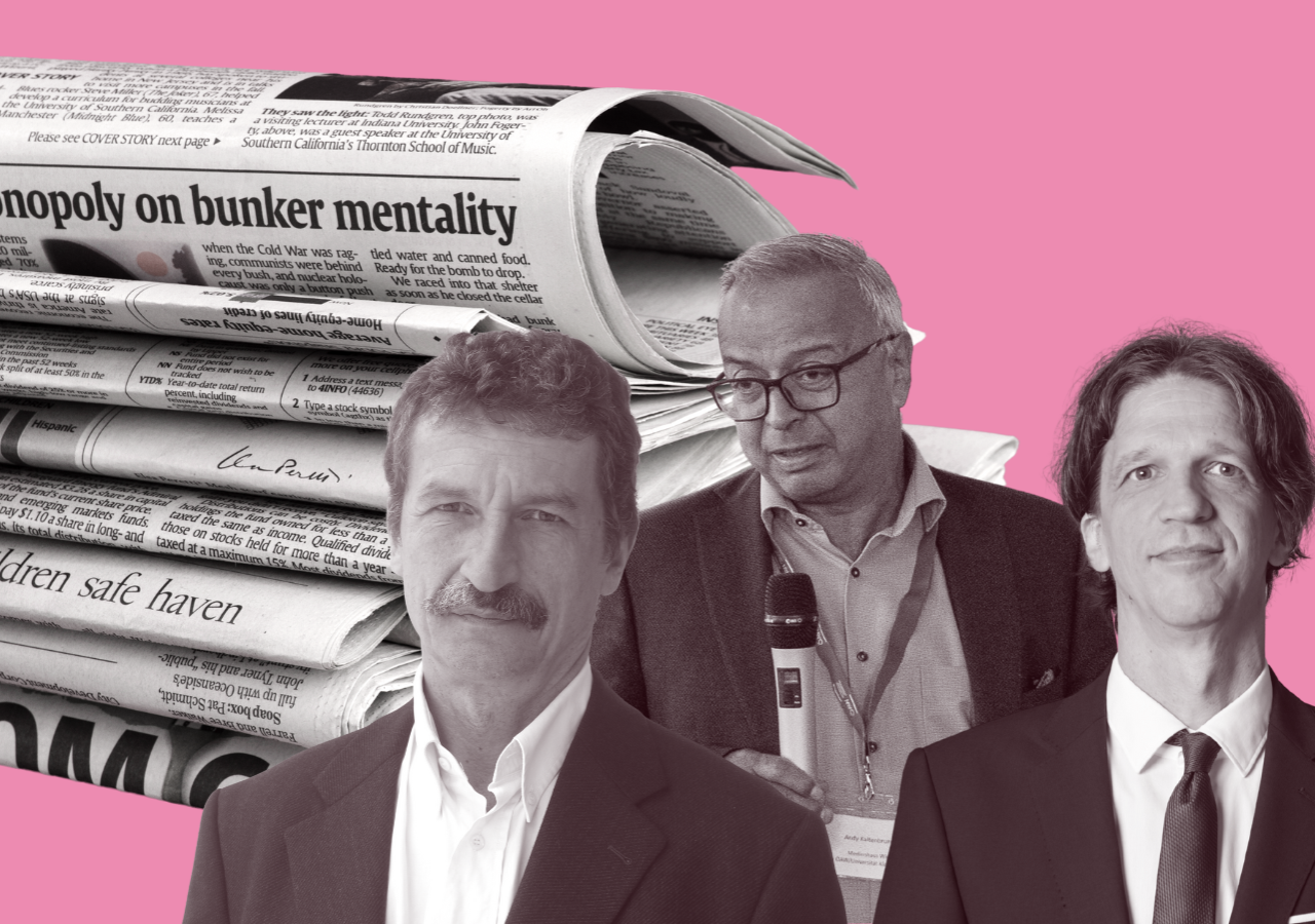 Eine Zeitung mit drei Männern im Vordergrund. 
