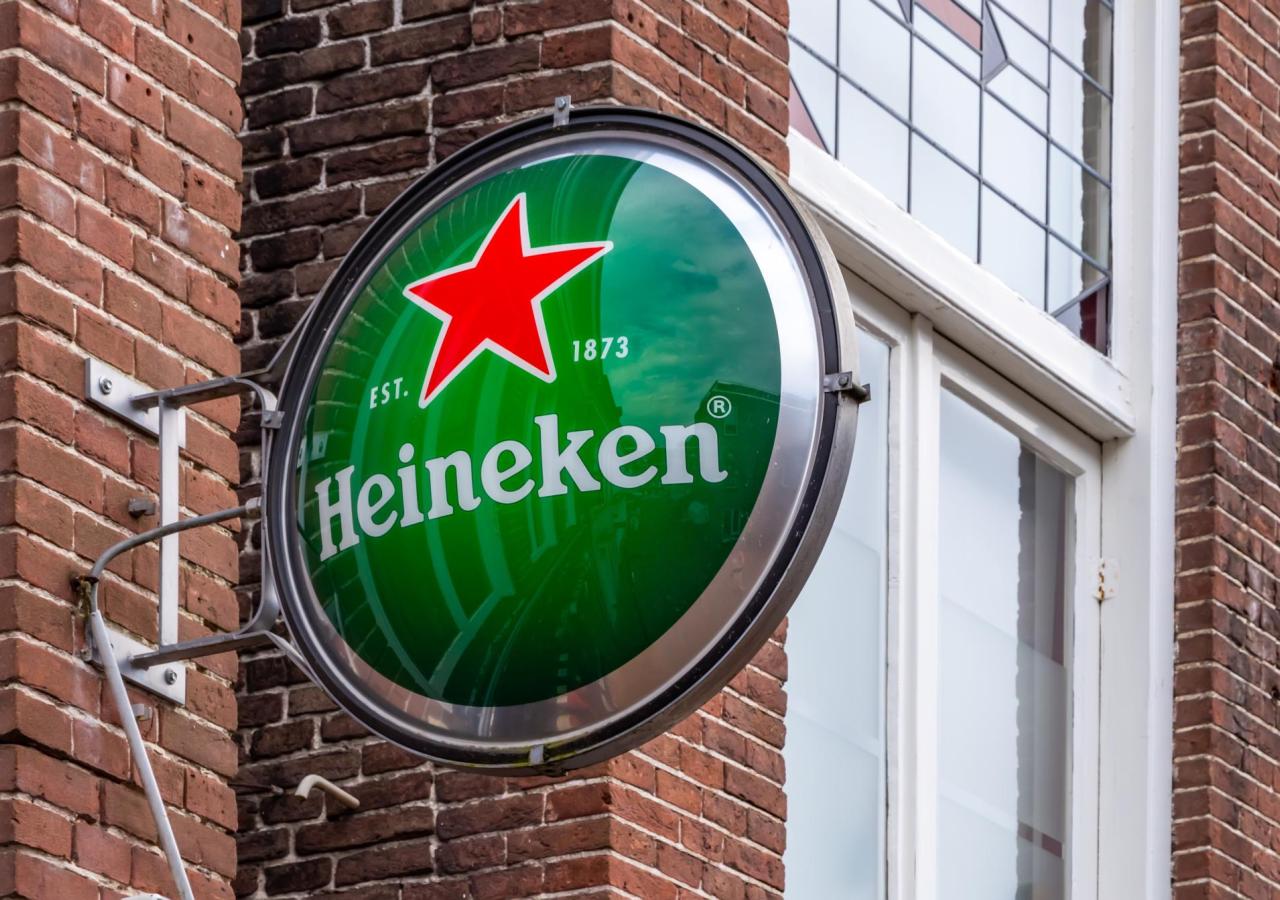 Schild mit der Aufschrift Heineken 
