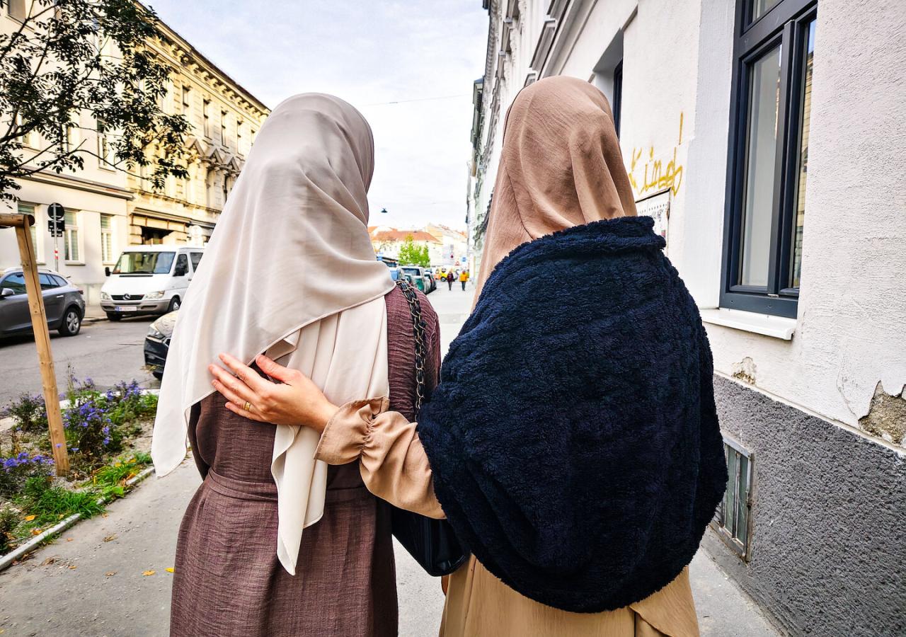 Zwei verschleierte Frauen von hinten