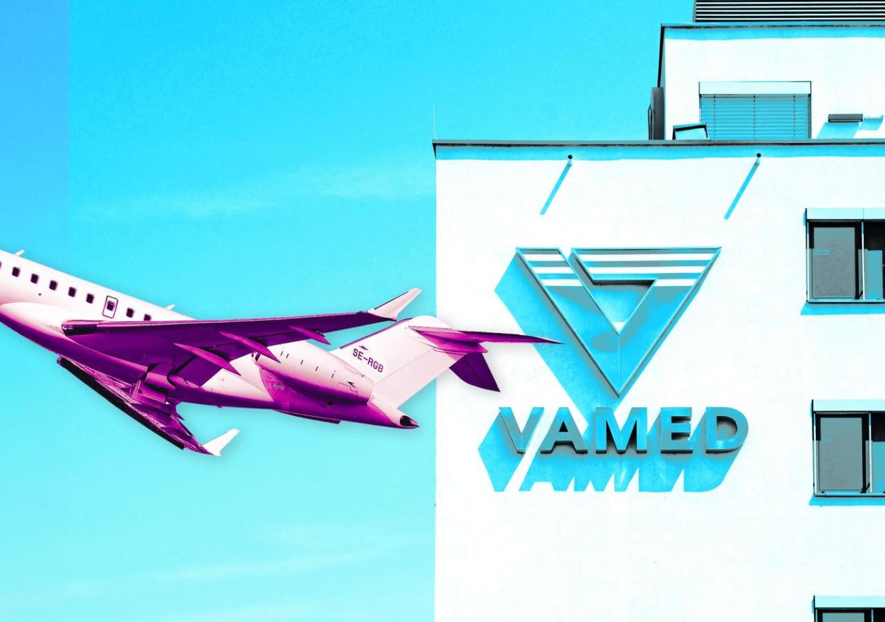 zu sehen ist eine Collage des VAMED-Firmenlogos und ein Privatjet