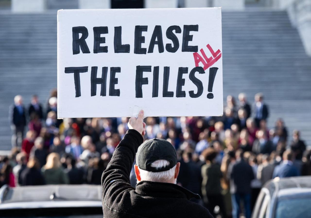 Ein Demonstrant hält ein Schild in die Höhe mit der Aufschrift: Release the Files!