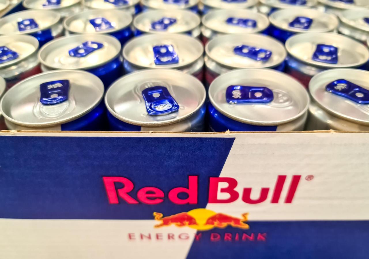 Eine Kiste mit Red Bull Dosen