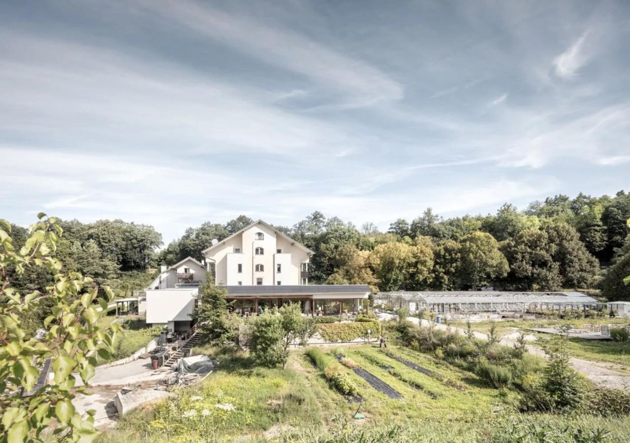 In grüne Landschaft harmonisch eingepasste Hausanlage