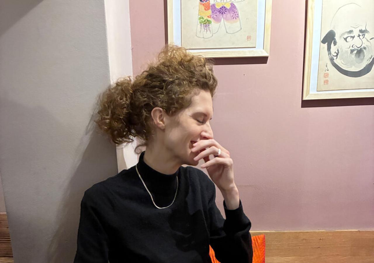 Schauspielerin Julia Riedler sitzt hinter einem japanischen Mittagsteller und blickt zur Seite