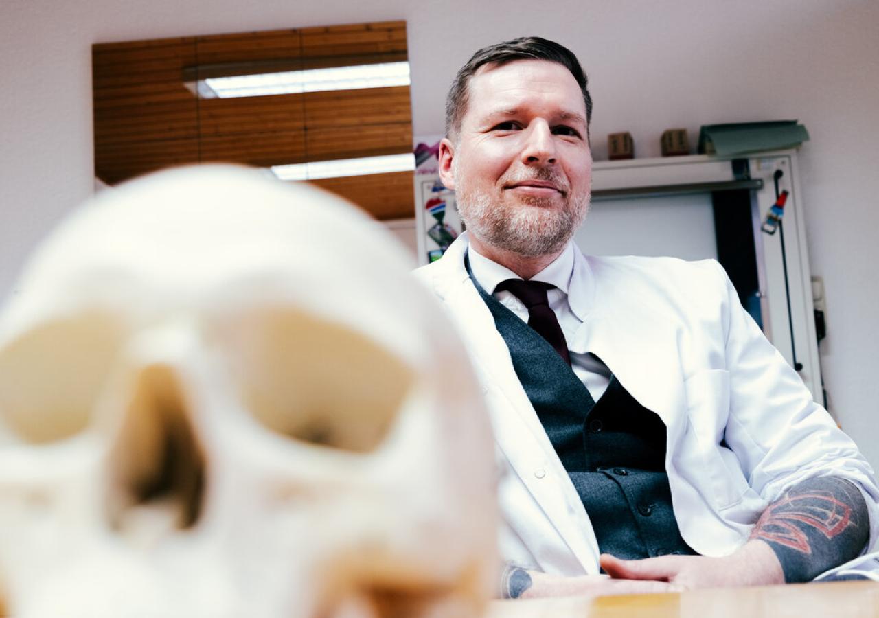 Philipp Staples, Hohenemser Hausarzt und Unterstützer des Projekts "Museum auf Rezept", in seiner Praxisi