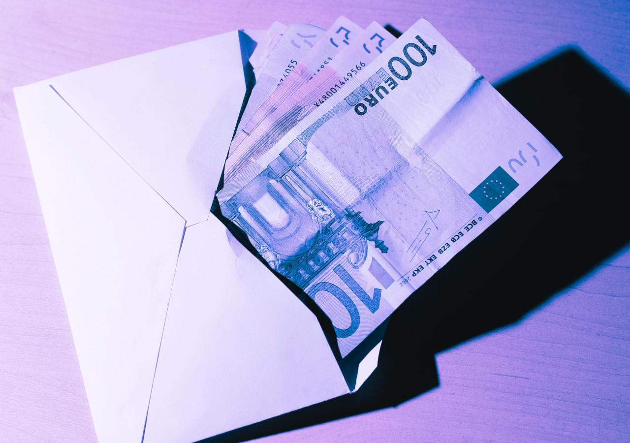 Ein Kuverts voll mit Bargeld