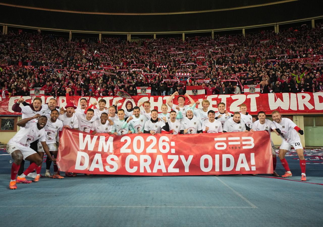 Das österreichische Fußball-Nationalteam posiert im HAppel-Stadion mit einem Transparent, auf dem steht: WM 2026: Das Crazy Oida!