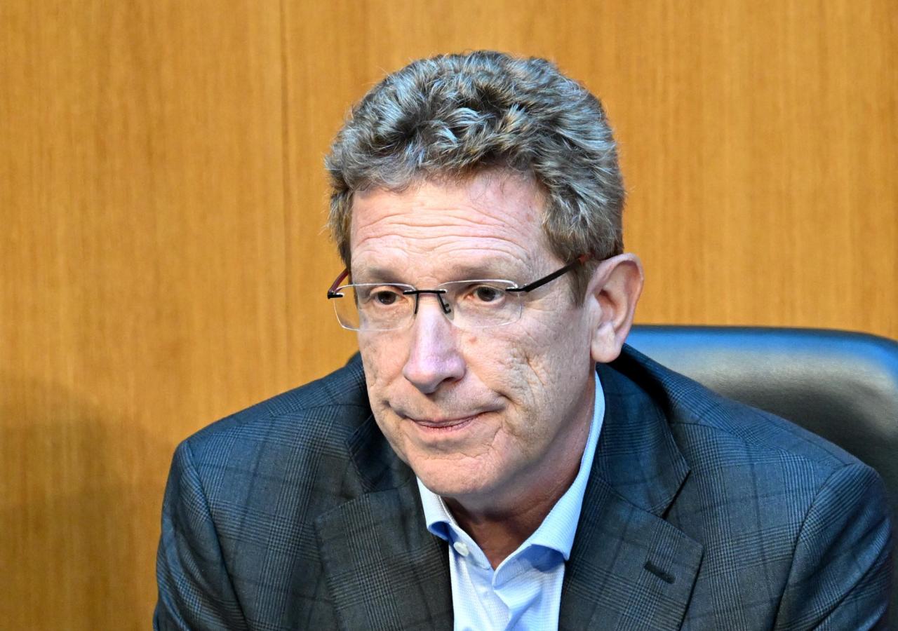 Volksanwalt Bernhard Achitz mit kariertem Anzug