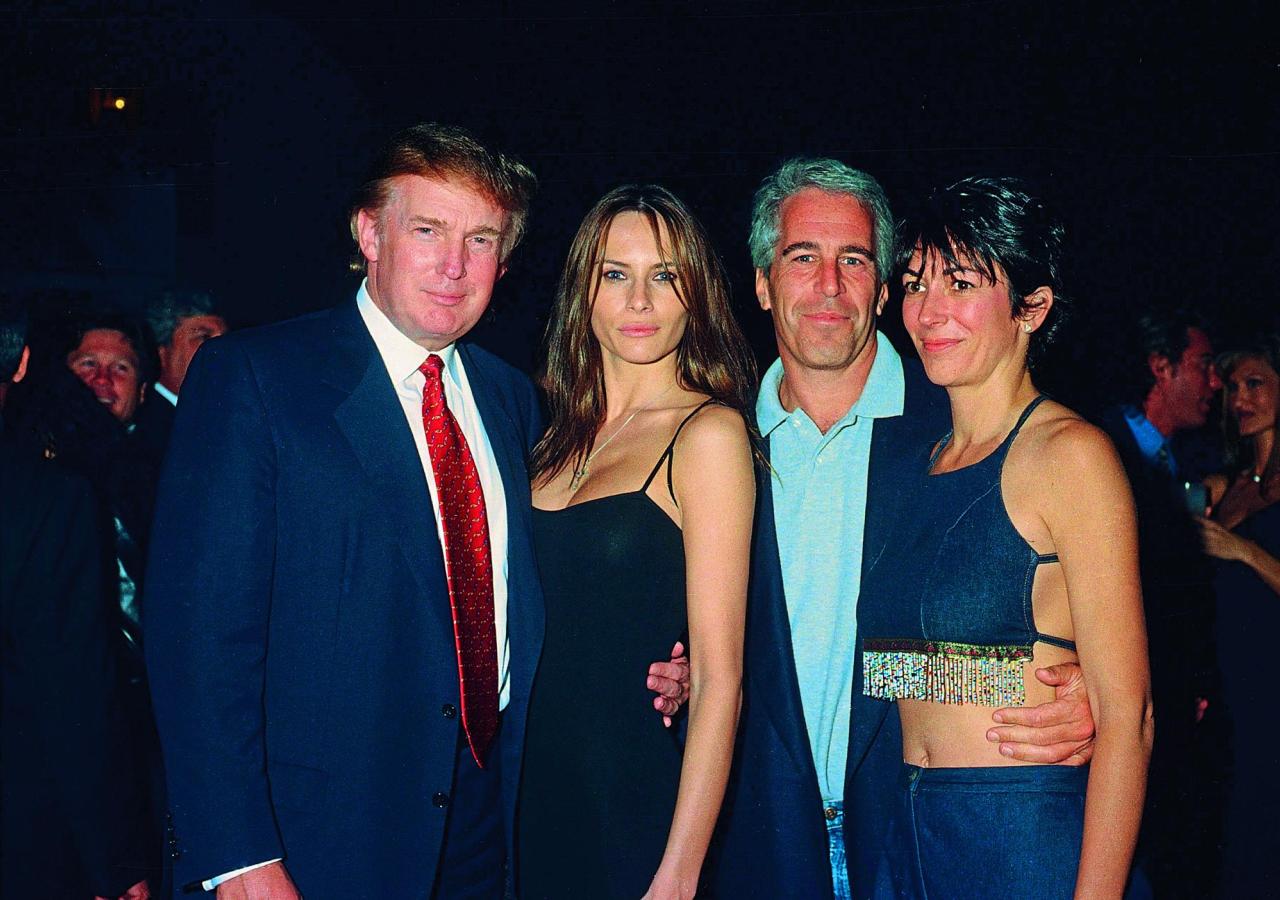 Donald Trump, Melania, Jeffrey Epstein und Gislaine Maxwell postieren auf einer Party. 