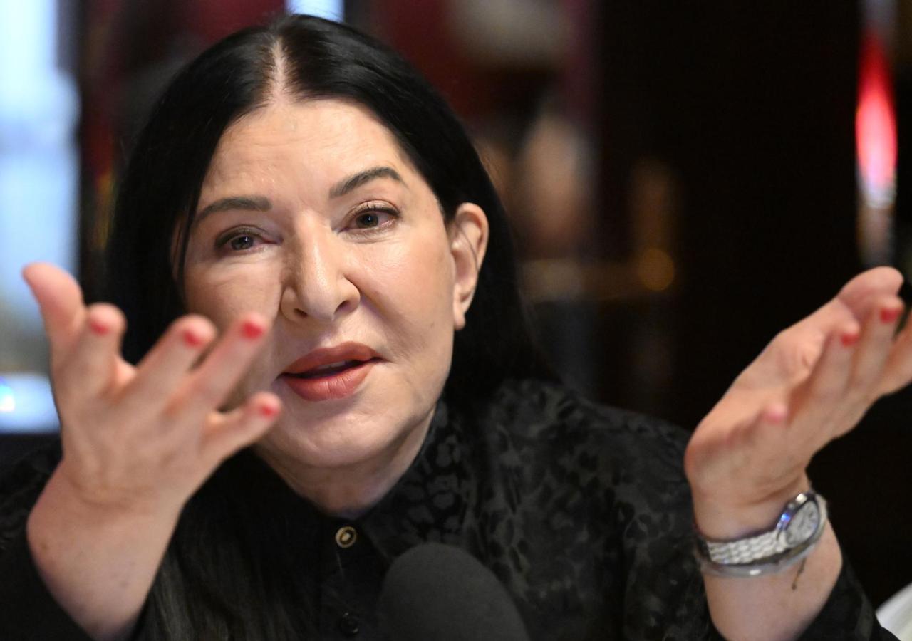 Frau gestikuliert in Richtung Kamera