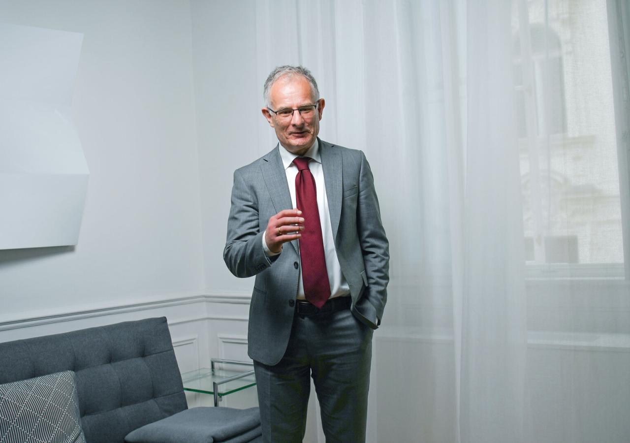 Finanzminister Markus Marterbauer im Büro