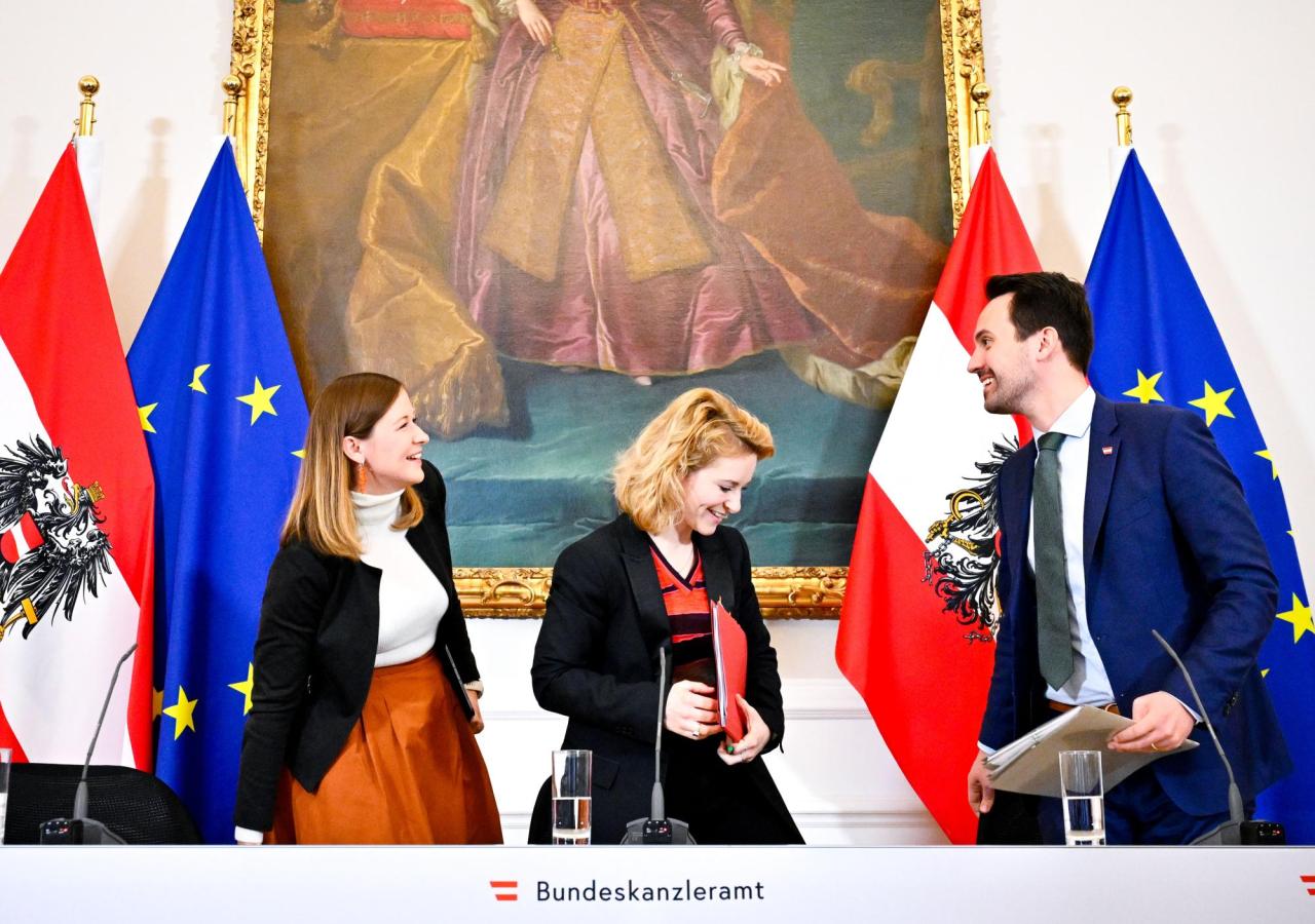 Familienministerin Claudia Plakolm (ÖVP), Frauenministerin Eva-Maria Holzleitner (SPÖ) und Bildungsminister Wiederkehr (Neos) im Bundeskanzleramt.