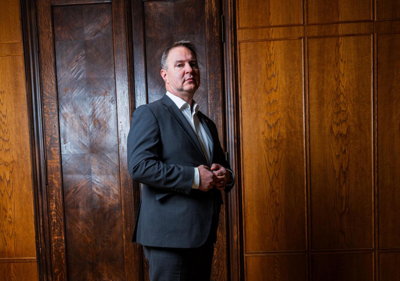 Ein Mann steht vor einer Tür, es ist der SPÖ-Chef Babler